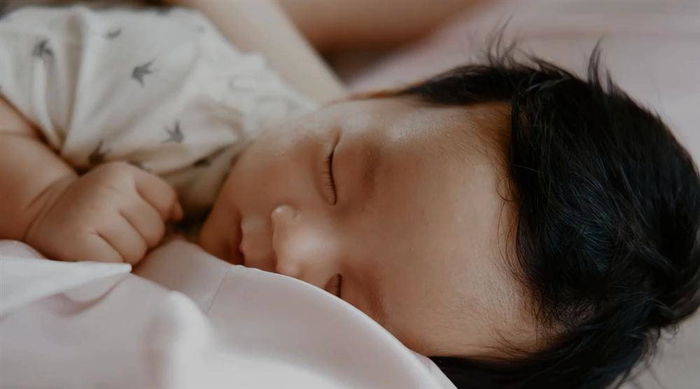 Cận cảnh gương mặt quý tử mới sinh nhà Hoa hậu Đặng Thu Thảo