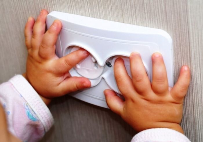 Cắn dây điện khi đang chơi, bé gái 2 tuổi bị điện giật gây bỏng nặng