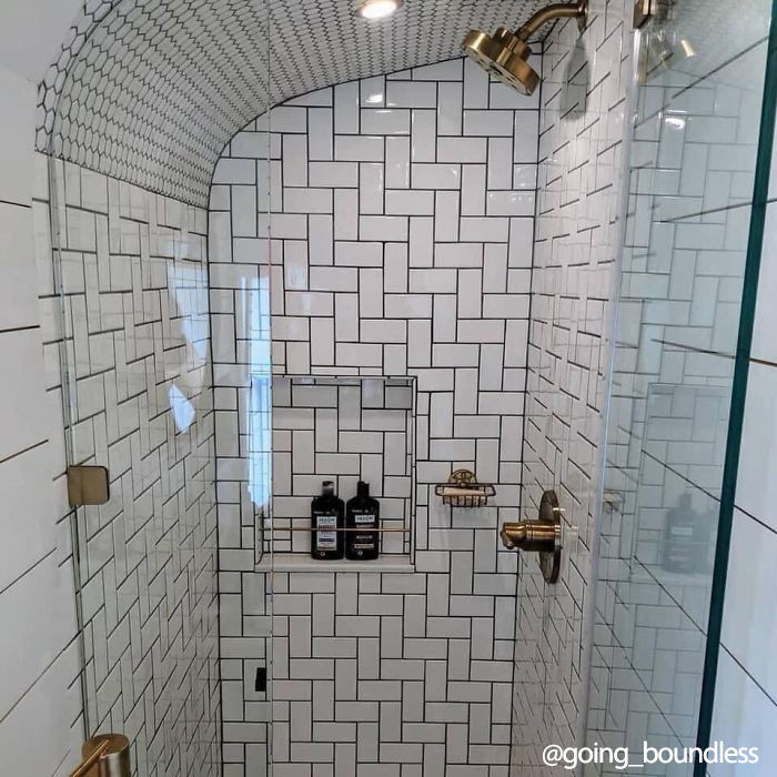 Cặp đôi mua xe buýt sửa thành nhà để đi ngao du khắp chốn với mèo cưng