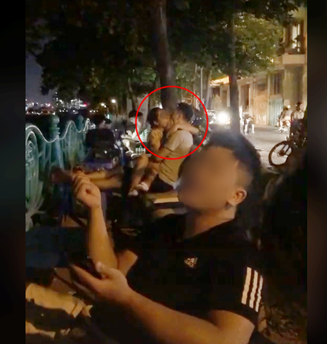 Cặp đôi ngồi lên đùi hôn nhau ở Hồ Tây khiến người xem ngán ngẩm