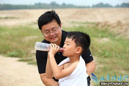 Cậu bé từng bị bố bắt cởi trần dưới tuyết lúc 4 tuổi giờ ra sao?