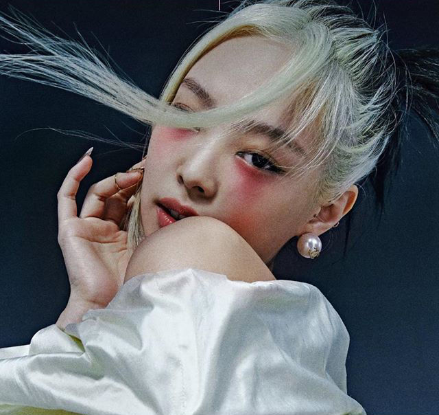 Kiểu tóc đang nhuộm thì hết thuốc của Jennie tạo trend khắp Châu Á
