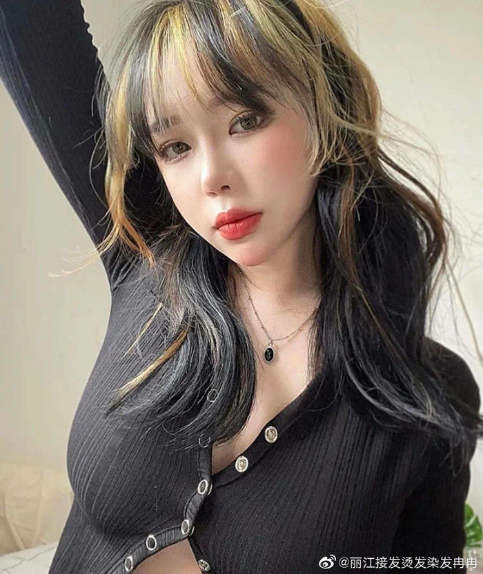 Kiểu tóc đang nhuộm thì hết thuốc của Jennie tạo trend khắp Châu Á