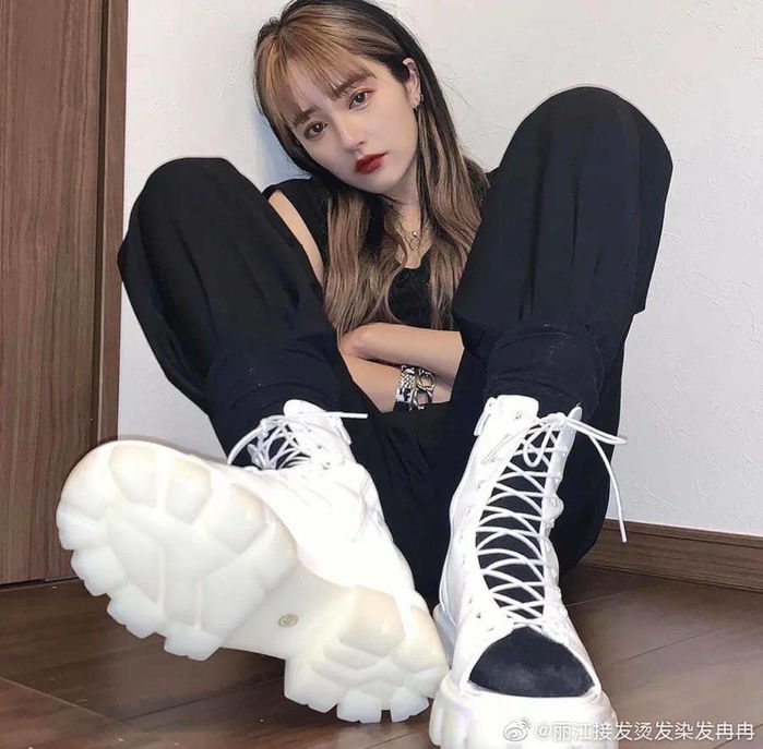 Kiểu tóc đang nhuộm thì hết thuốc của Jennie tạo trend khắp Châu Á