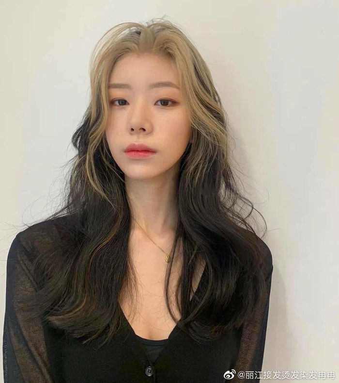 Kiểu tóc đang nhuộm thì hết thuốc của Jennie tạo trend khắp Châu Á