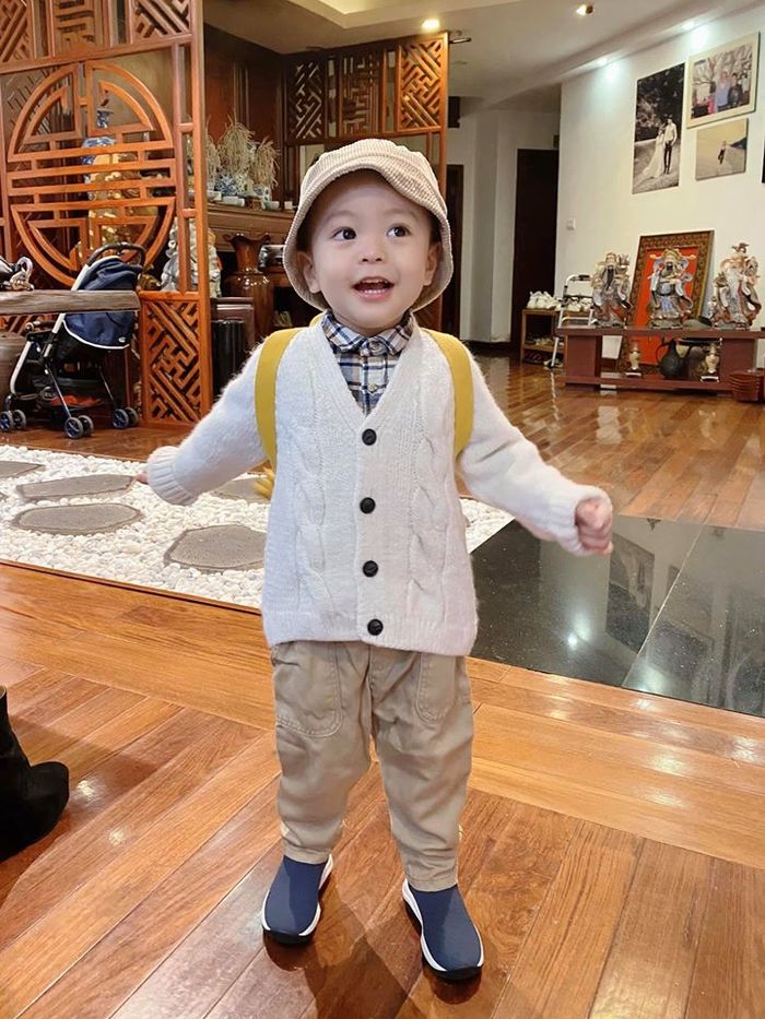Con trai ca nương Kiều Anh phải chuyển lớp liên tục quá giỏi