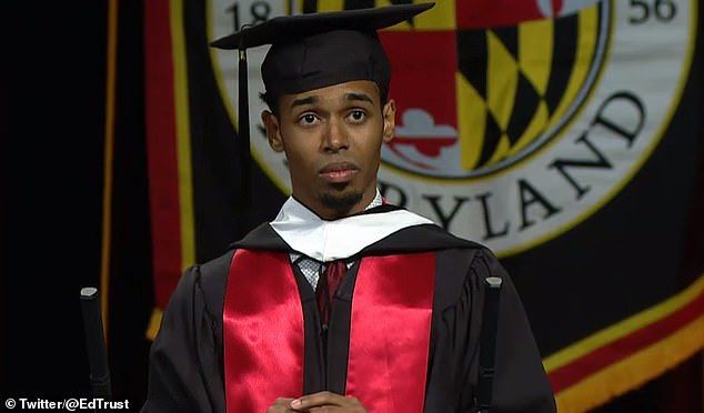 Chàng trai dậy từ 4h sáng mỗi ngày để đi nhặt rác đậu Đại học Harvard