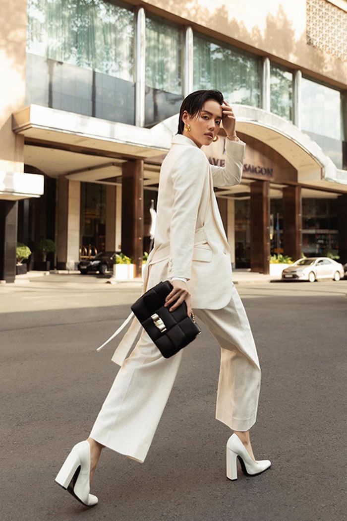 Sao Việt ồ ạt lăng-xê phong cách white on white: Tóc Tiên khí chất