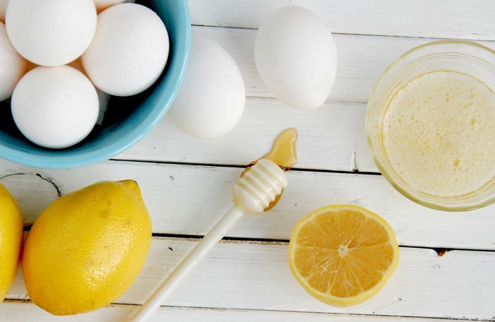 Cải thiện da lão hóa, giảm mụn bằng vỏ trứng: Trộn với chanh, mật ong