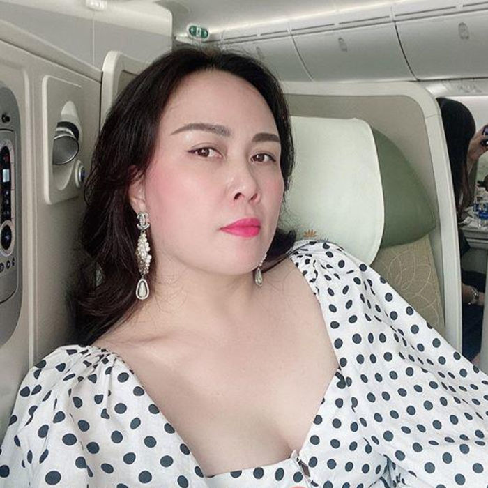 Chọn sai trang phục, Phượng Chanel lộ bụng lùm lùm