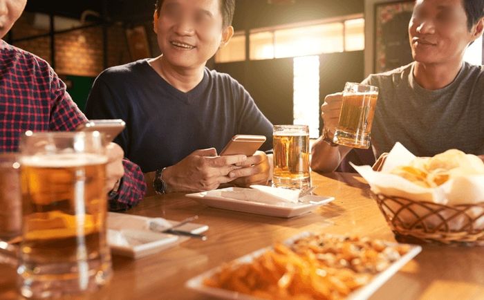 Chồng lo “chén chú chén anh” mặc con ốm, vợ gắt: Lấy được thì bỏ được