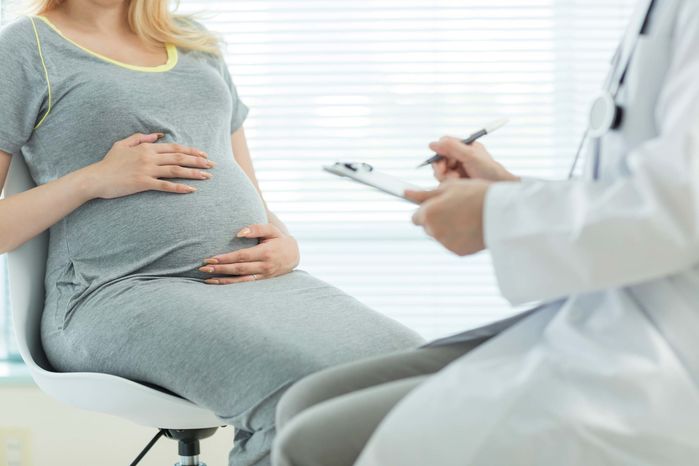 Chồng lo “chén chú chén anh” mặc con ốm, vợ gắt: Lấy được thì bỏ được