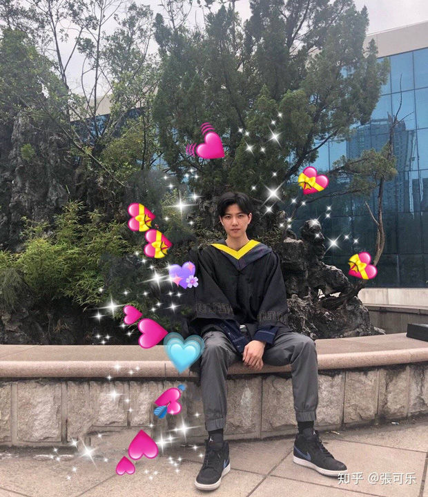 Chụp hộ tấm ảnh tốt nghiệp, cô gái thành đôi với người mình thầm crush