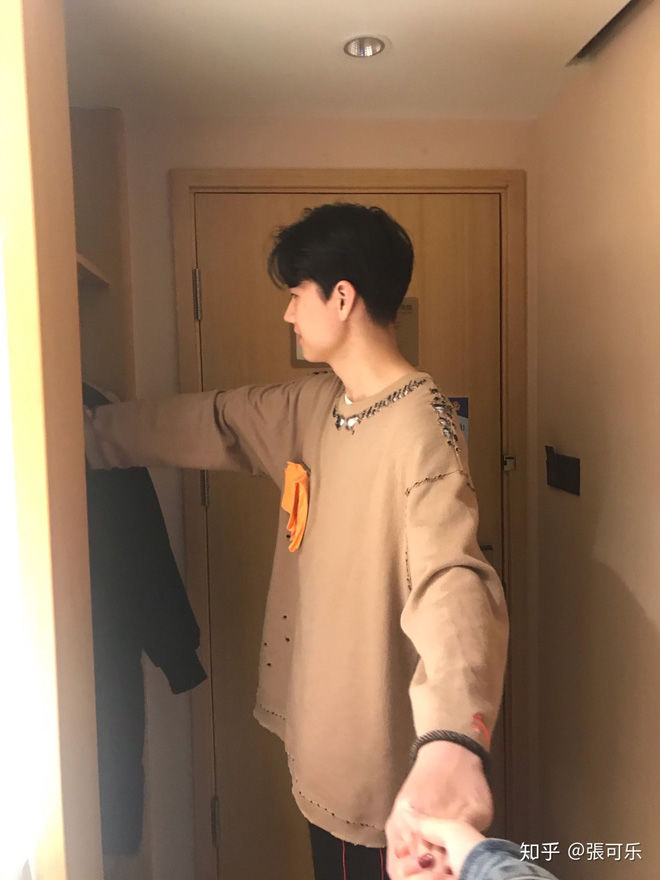 Chụp hộ tấm ảnh tốt nghiệp, cô gái thành đôi với người mình thầm crush