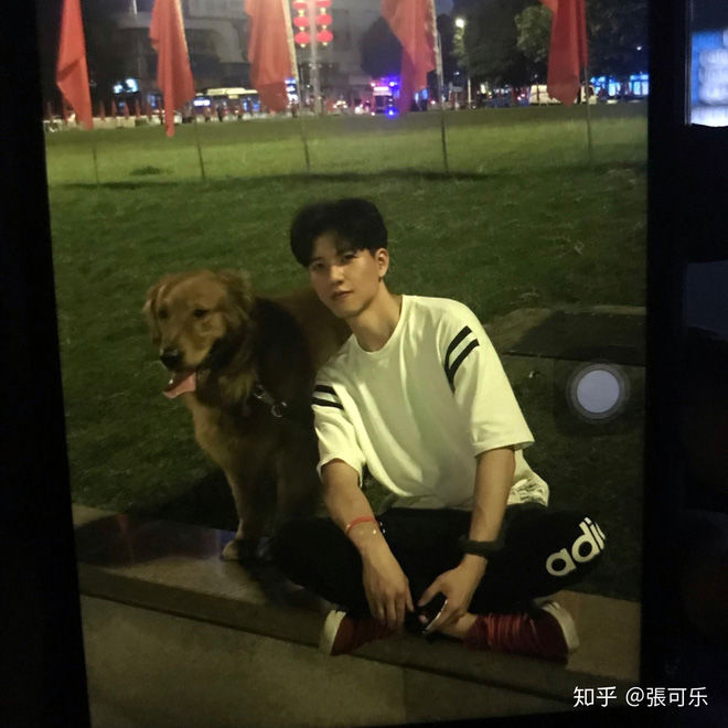 Chụp hộ tấm ảnh tốt nghiệp, cô gái thành đôi với người mình thầm crush