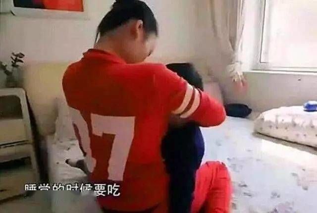 Yêu con mù quáng: Bị con hành hung, túm tóc bà vì không mua đồ chơi