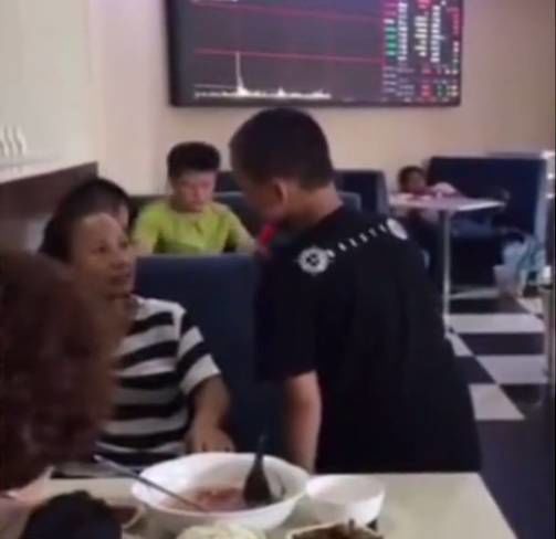 Yêu con mù quáng: Bị con hành hung, túm tóc bà vì không mua đồ chơi