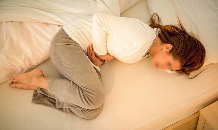 Cô gái trẻ bị bệnh về dạ dày, bác sĩ lí giải do thói quen xấu kéo dài