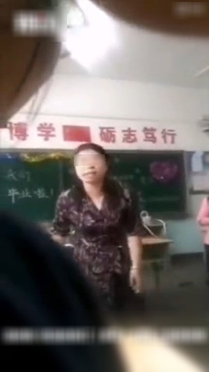 Cô giáo mắng học sinh chỉ vì không được tặng hoa ngày lễ tốt nghiệp