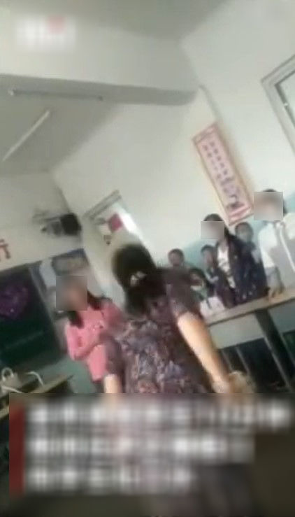 Cô giáo mắng học sinh chỉ vì không được tặng hoa ngày lễ tốt nghiệp