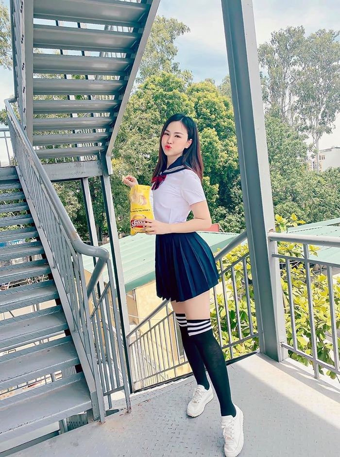 Con dâu tỷ phú Hoàng Kiều khoe dáng đốt mắt trong khu cách ly