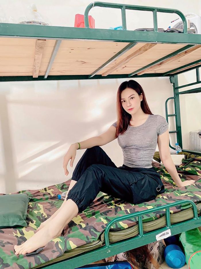Con dâu tỷ phú Hoàng Kiều khoe dáng đốt mắt trong khu cách ly