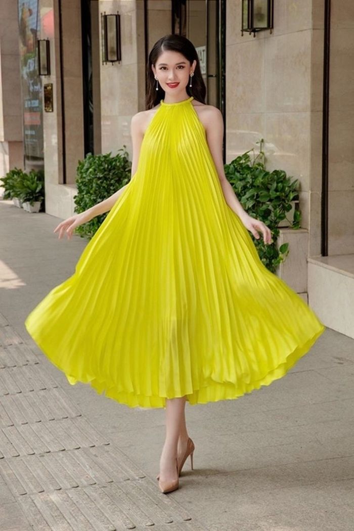 Cùng diện kiểu váy xếp ly: Tiểu Vy trẻ trung, Đỗ Mỹ Linh sang trọng