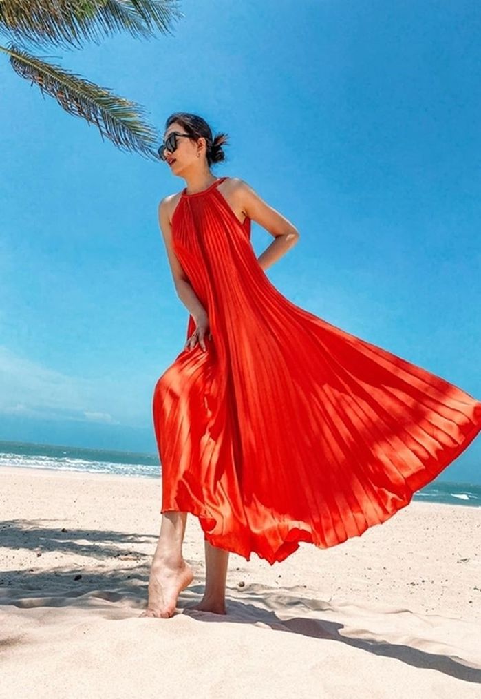 Cùng diện kiểu váy xếp ly: Tiểu Vy trẻ trung, Đỗ Mỹ Linh sang trọng