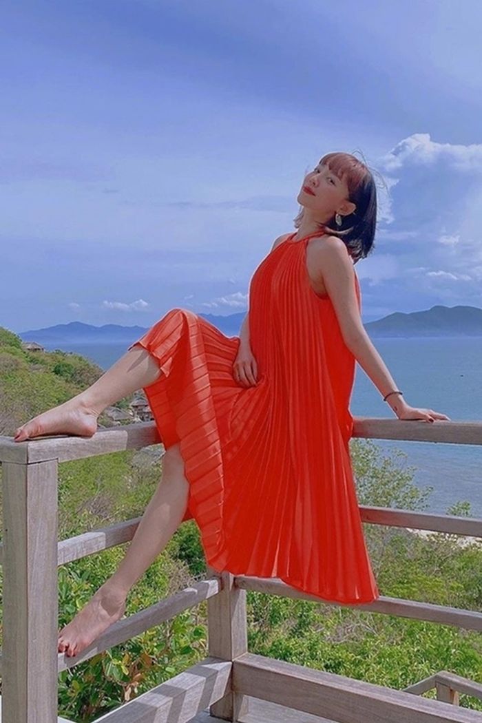 Cùng diện kiểu váy xếp ly: Tiểu Vy trẻ trung, Đỗ Mỹ Linh sang trọng
