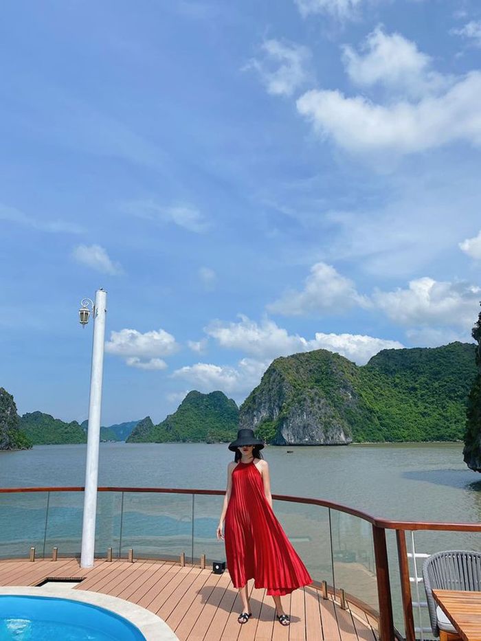 Cùng diện kiểu váy xếp ly: Tiểu Vy trẻ trung, Đỗ Mỹ Linh sang trọng