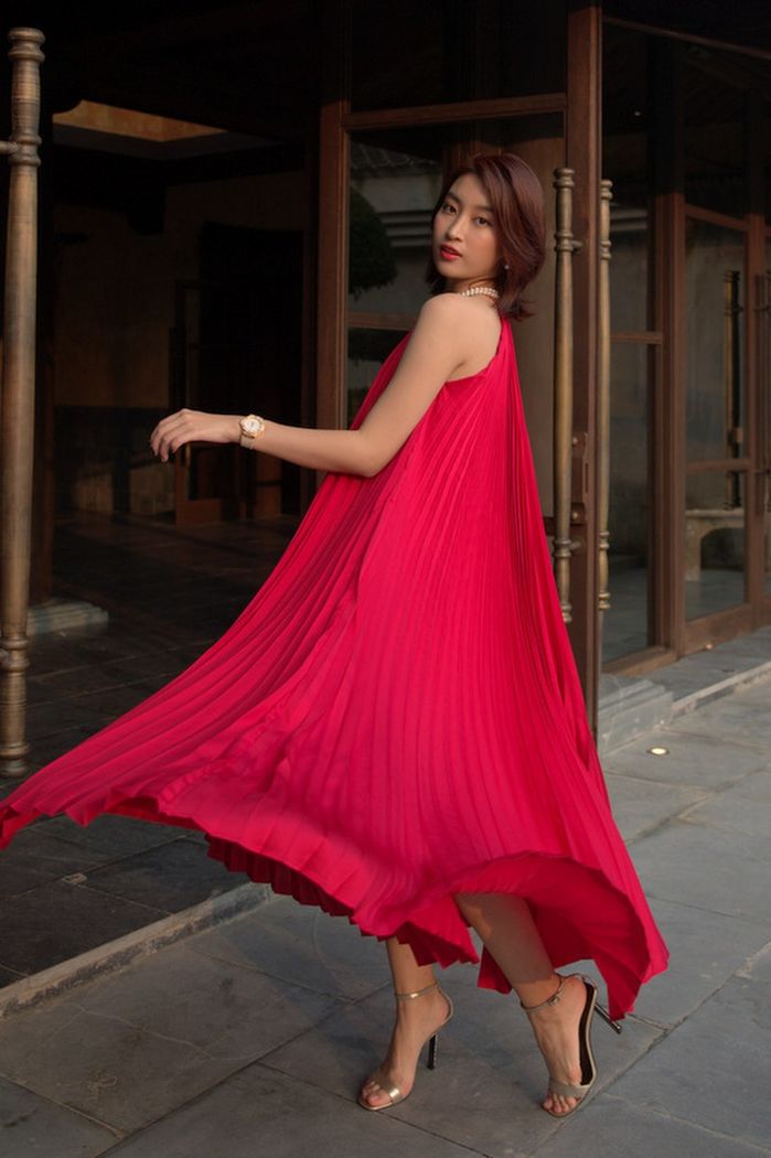Cùng diện kiểu váy xếp ly: Tiểu Vy trẻ trung, Đỗ Mỹ Linh sang trọng