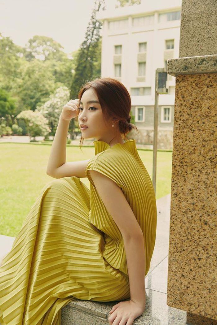 Cùng diện kiểu váy xếp ly: Tiểu Vy trẻ trung, Đỗ Mỹ Linh sang trọng