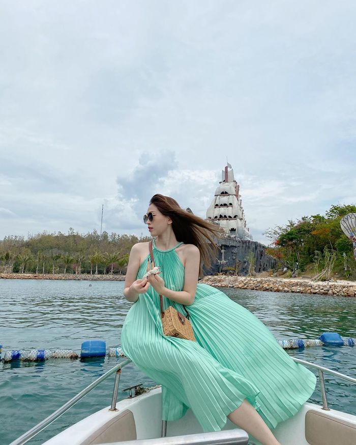 Cùng diện kiểu váy xếp ly: Tiểu Vy trẻ trung, Đỗ Mỹ Linh sang trọng