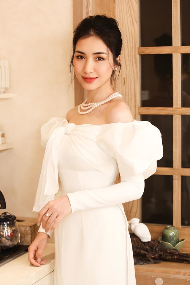 Cùng diện thiết kế tương tự: Hòa Minzy đằm thắm, Nhã Phương trẻ trung
