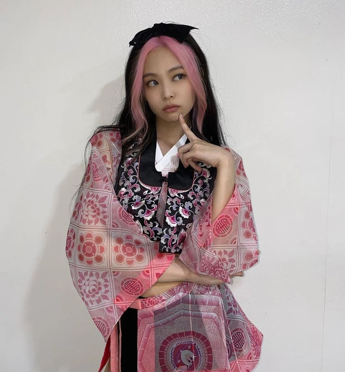 Idol Hàn nhuộm tóc đen-hồng: Jennie đẹp tựa nữ thần, Irene xuống sắc