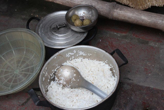 Cuộc sống nghèo khó của hai chị em bị lãng quên ở Hà Nội