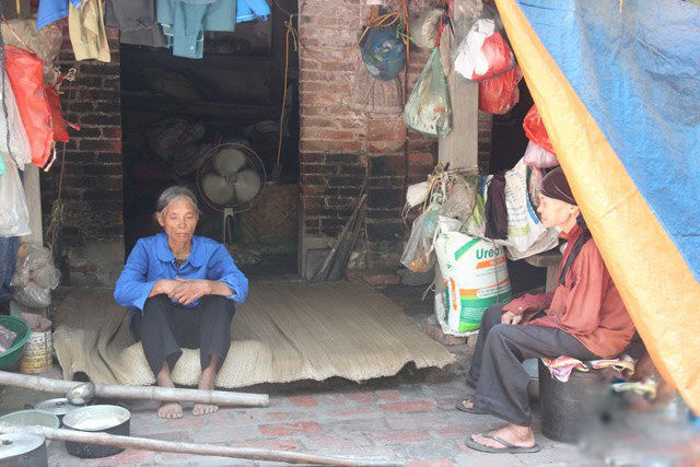 Cuộc sống nghèo khó của hai chị em bị lãng quên ở Hà Nội