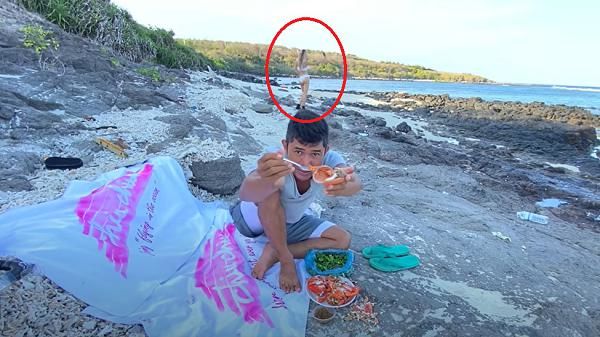 Ngân 98 nổi giận với bạn trai khi đi picnic vì... đồ ăn bị lạnh