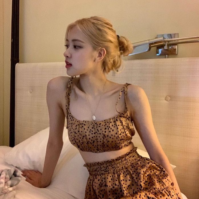 Rosé để mặt mộc, diện trang phục, phụ kiện hàng tỷ đồng lên tạp chí