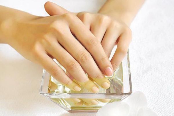 Mặc chị em khoe nail xinh, H'Hen Niê tự tin với đôi tay thon gầy