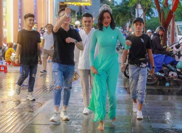 Mặc chị em khoe nail xinh, H'Hen Niê tự tin với đôi tay thon gầy