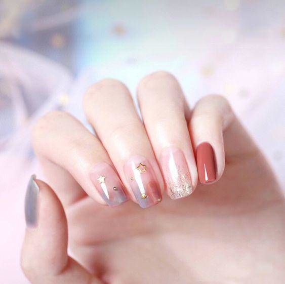 Mặc chị em khoe nail xinh, H'Hen Niê tự tin với đôi tay thon gầy
