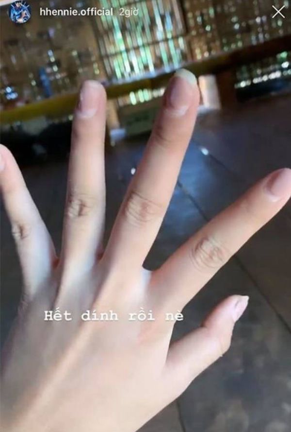 Mặc chị em khoe nail xinh, H'Hen Niê tự tin với đôi tay thon gầy