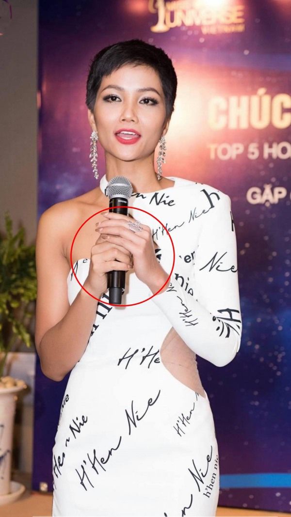 Mặc chị em khoe nail xinh, H'Hen Niê tự tin với đôi tay thon gầy