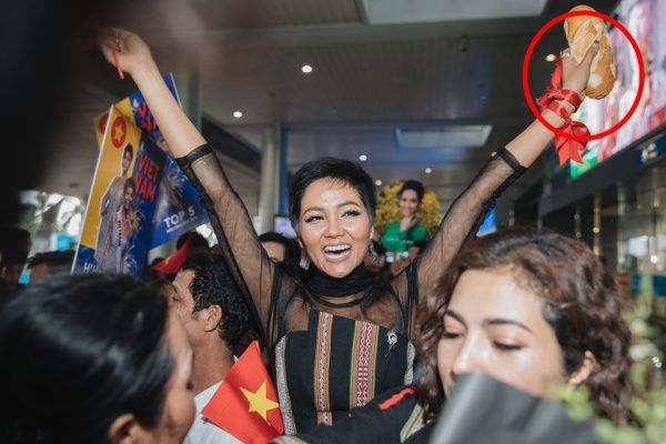 Mặc chị em khoe nail xinh, H'Hen Niê tự tin với đôi tay thon gầy