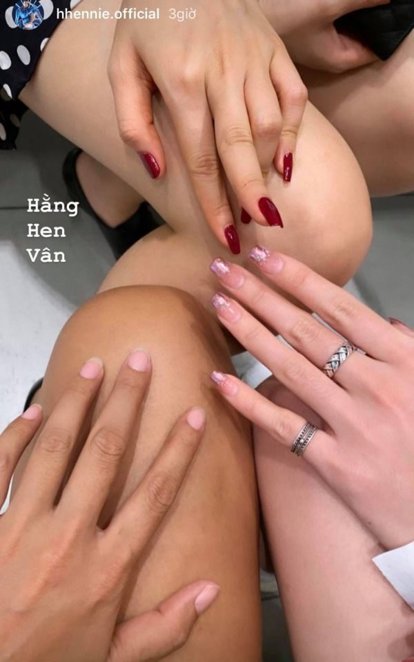 Mặc chị em khoe nail xinh, H'Hen Niê tự tin với đôi tay thon gầy
