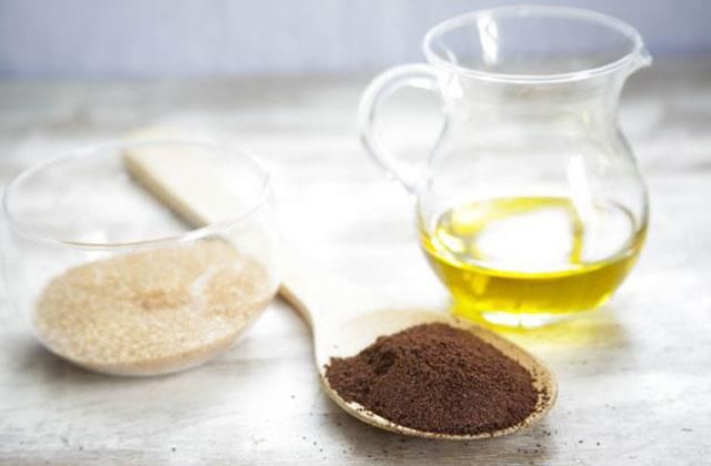 6 cách làm tóc nhanh dài và suôn mượt tại nhà: Trộn muối với dầu gội