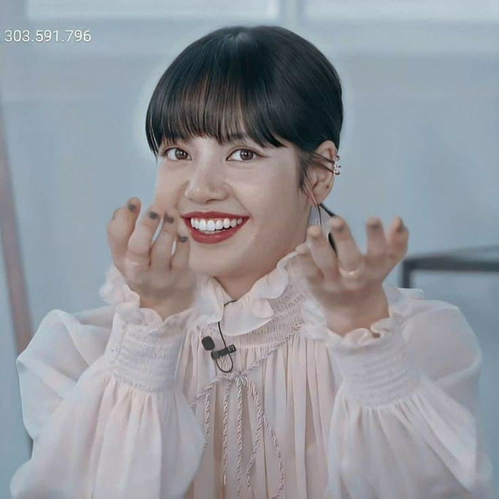 Diện cùng mẫu áo blouse bánh bèo: Seo Ye Ji sang chảnh hơn hẳn Lisa