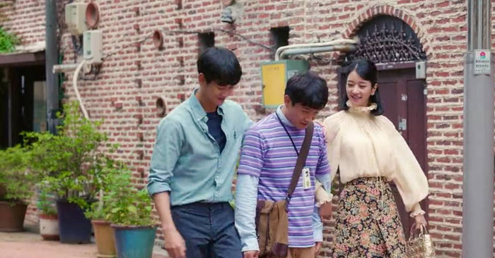 Diện cùng mẫu áo blouse bánh bèo: Seo Ye Ji sang chảnh hơn hẳn Lisa