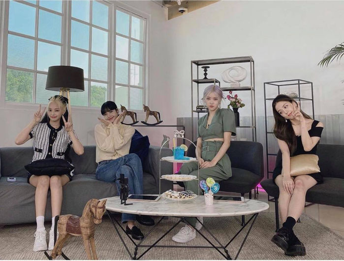 Diện cùng mẫu áo blouse bánh bèo: Seo Ye Ji sang chảnh hơn hẳn Lisa
